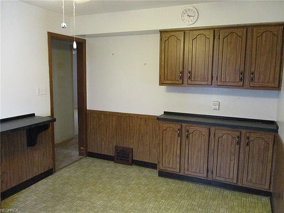5th image of 9412 Orchard Ave