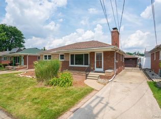 22625 E Eleven Mile Rd, Saint Clair Shores, MI 48081