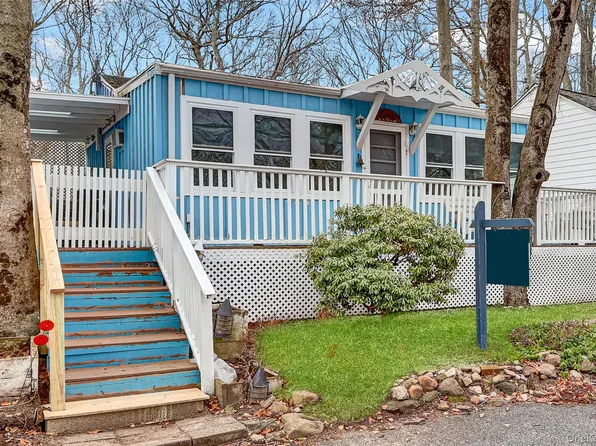 21 Cottage Road, Baiting Hollow, NY 11933