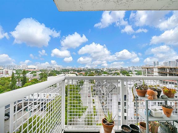 5th image of 900 SW 8th St APT 908