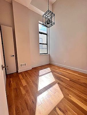4th image of 374 Kosciuszko St #402