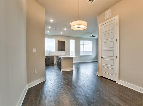 4th image of 1306 West Ave Unit 305