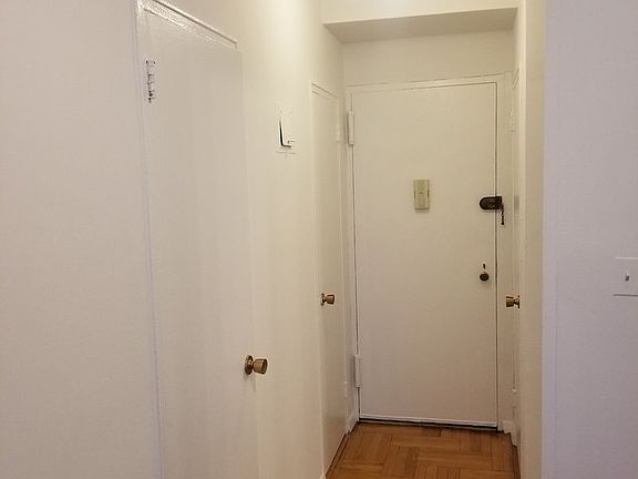 4th image of 30 W 60th St APT 3Y