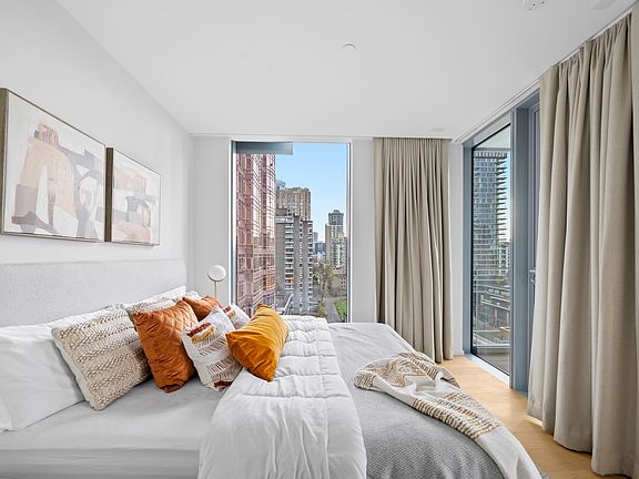 5th image of 1568 Alberni St #15XX