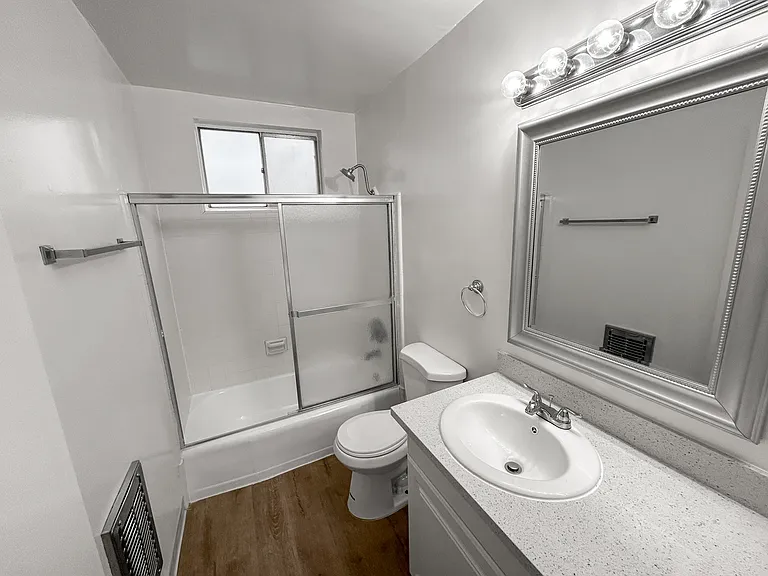 1246 Wellesley Ave #10 — Photo 17