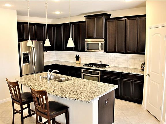 3rd image of 816 Goldenmist Dr