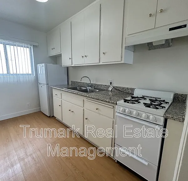 321 E Tujunga Ave #J — Photo 5