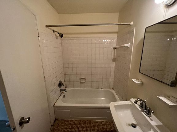 5th image of 4020 Macarthur Ave APT E