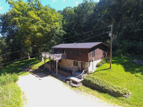 11843 Fuller Hollow Rd, Prairie Du Chien, WI 53821