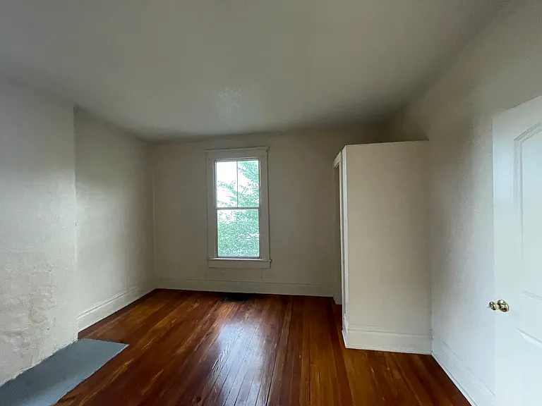 1235 E 8th St — Photo 12