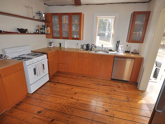 3rd image of 8 Bay View Dr