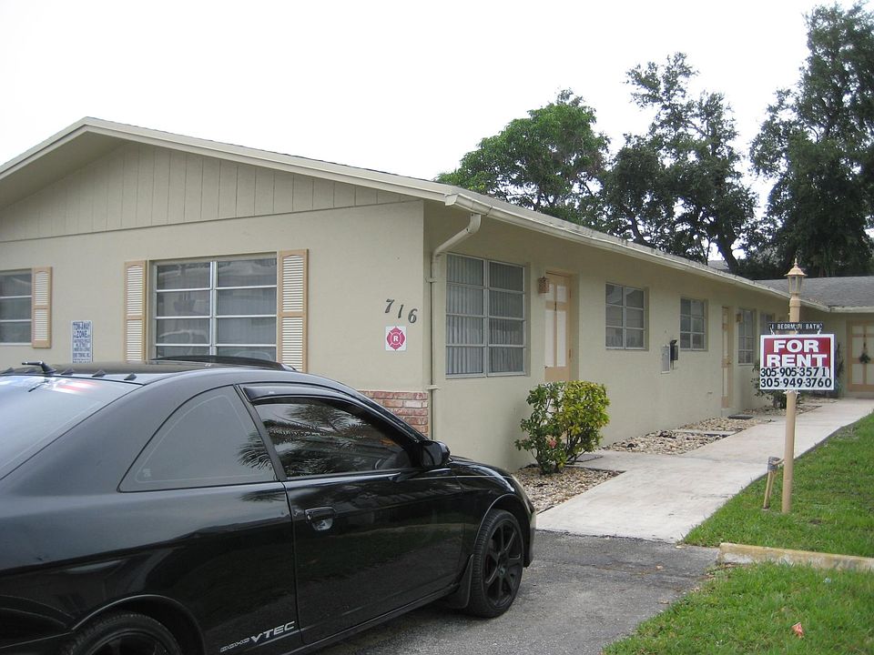 1st image of 716 SE 16th St APT 2