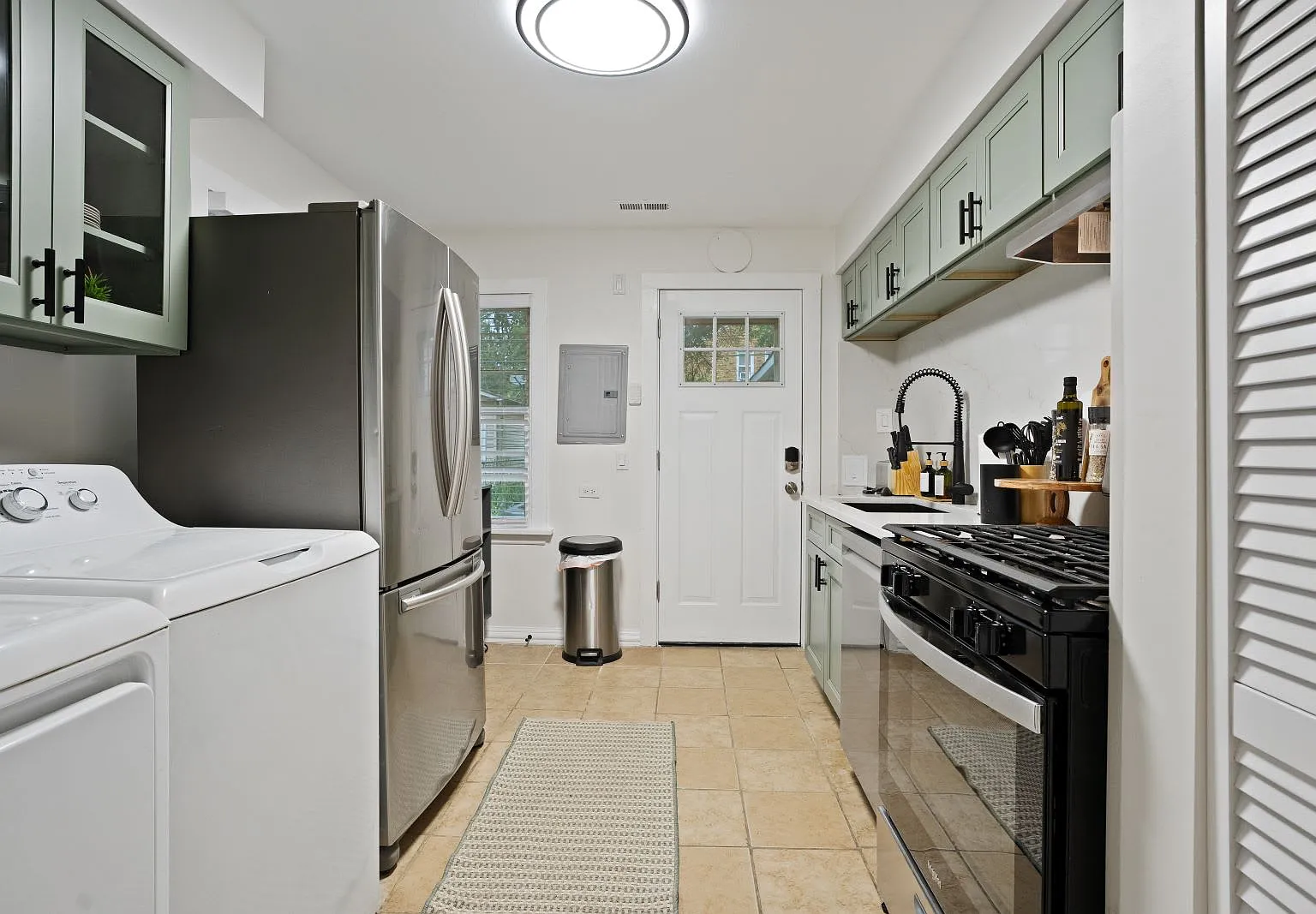 2 bed, 1100 sqft, $7,700 — Photo 3