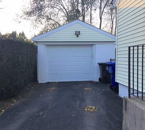 3rd image of 35 Whipple Ct