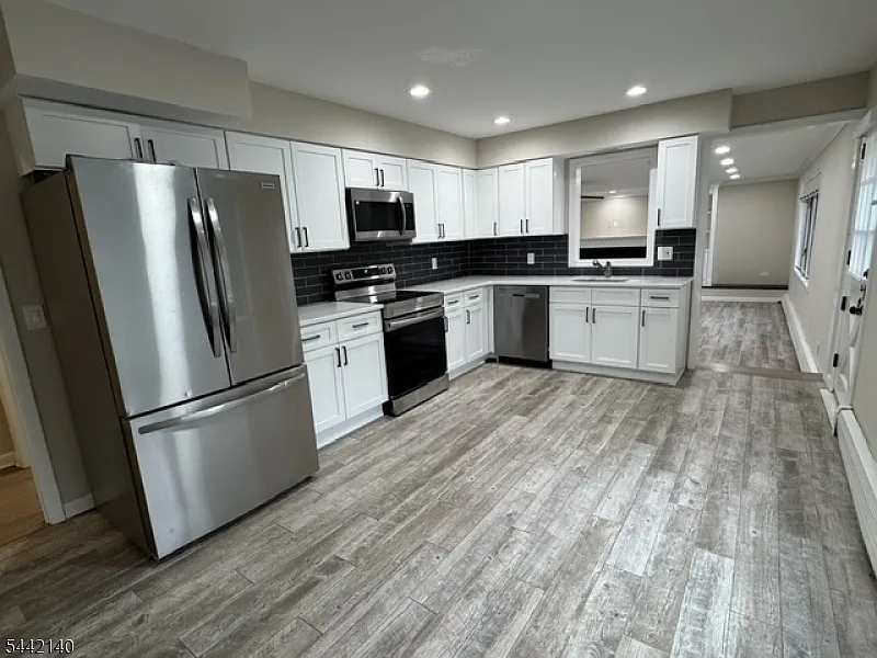 4 bed, 3.0 bath, $6,000 — Photo 3