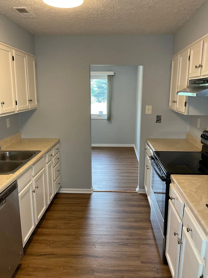 Very well maintained and extra large 3BR 2BA condo moments to Marc Train in Downtown Gaithersburg — Photo 4