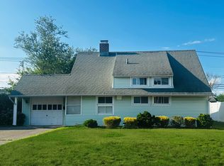 38 Walnut Ln, Hicksville, NY 11801