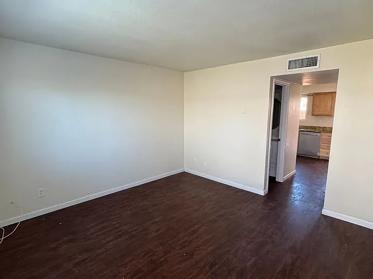 2809 N Mountain Ave — Photo 2