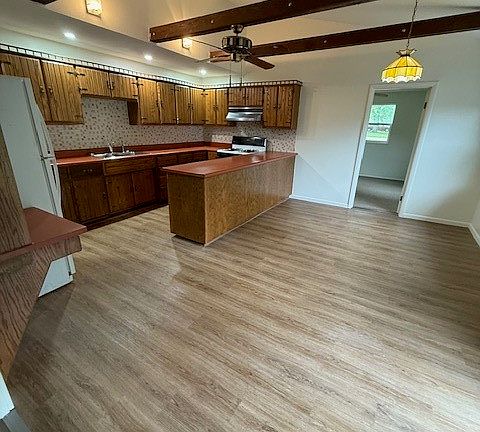 4th image of 4 Miller Ln