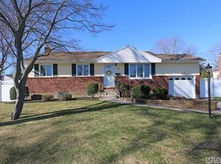 21 Bernard Ln, Commack, NY 11725