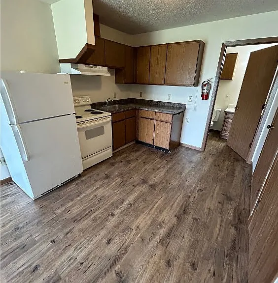 370 E Birch Ave — Photo 2