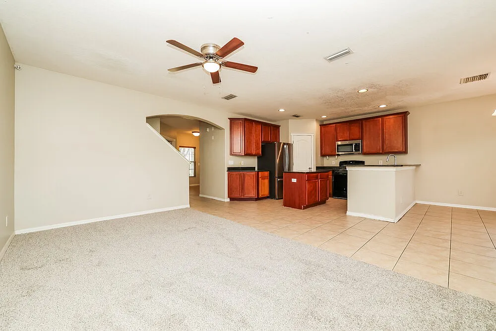4 bed, 2.5 bath, 2022 sqft, $2,450 — Photo 4