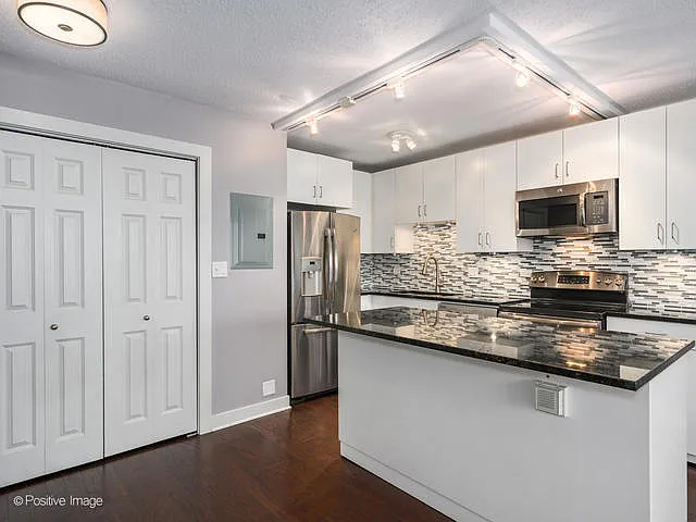 2930 N Sheridan Rd #611 — Photo 4