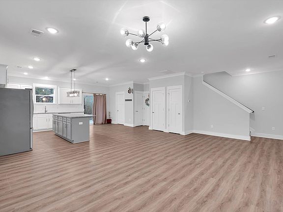 5th image of 33 Parker St