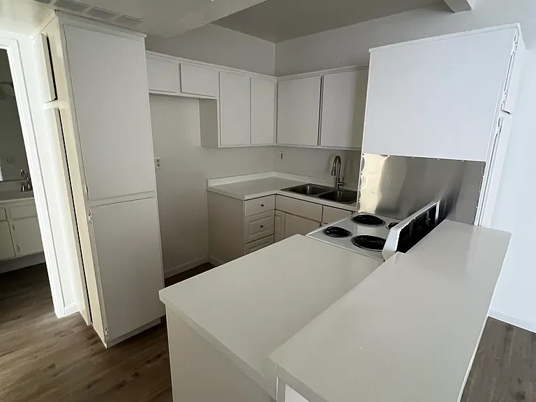 Lennox Lanai Apartments — Photo 41