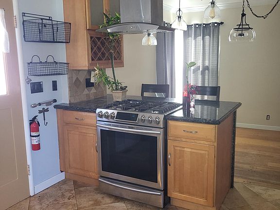 Kitchen Range Peninsula Countertop