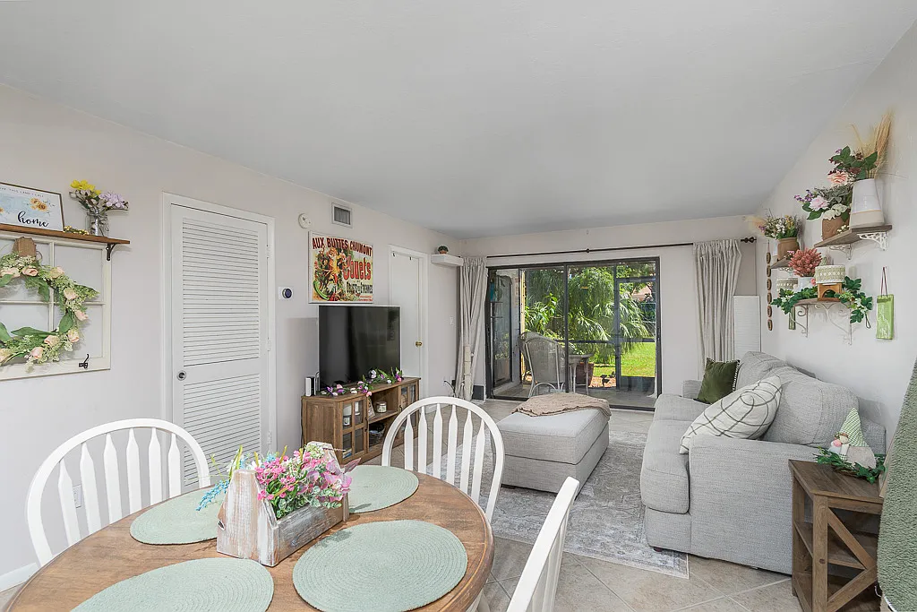 2 bed, 884 sqft, $1,900 — Photo 1