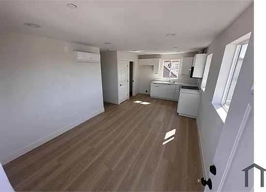 3 bed, 950 sqft, $3,495 — Photo 2
