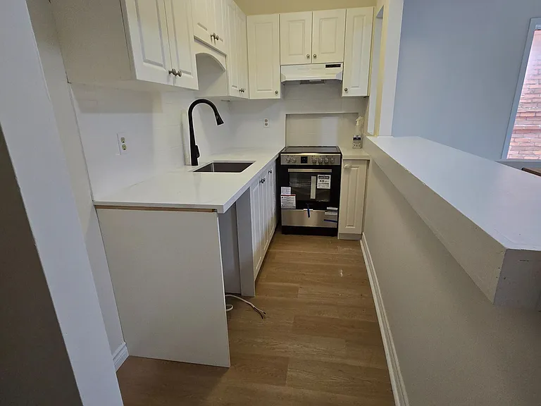 558 Spadina Cres #2 — Photo 2