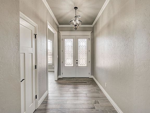 3rd image of 606 NW Newgate Dr
