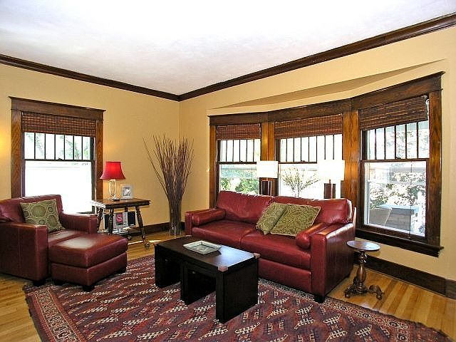 Living room w/bay window