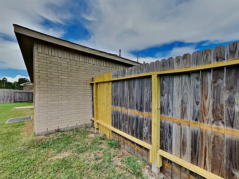 3906 Hawthorne Glen Ct — Photo 15