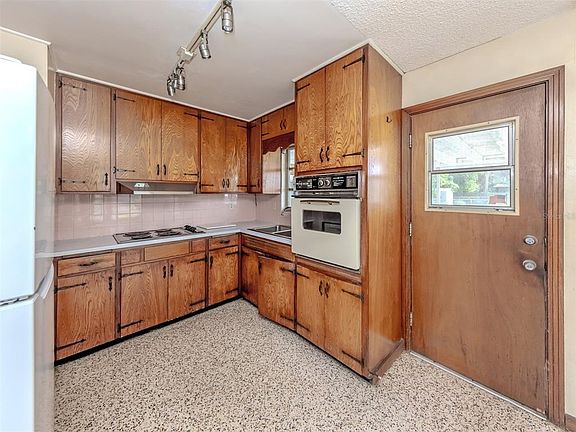 4th image of 730 S VENICE BOULEVARD