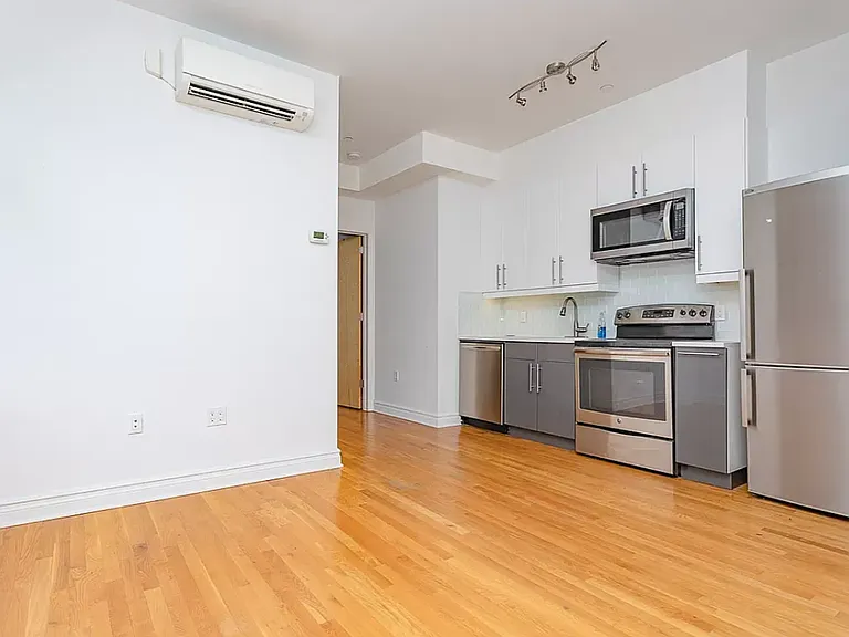 2620 Jackson Ave #3B — Photo 2