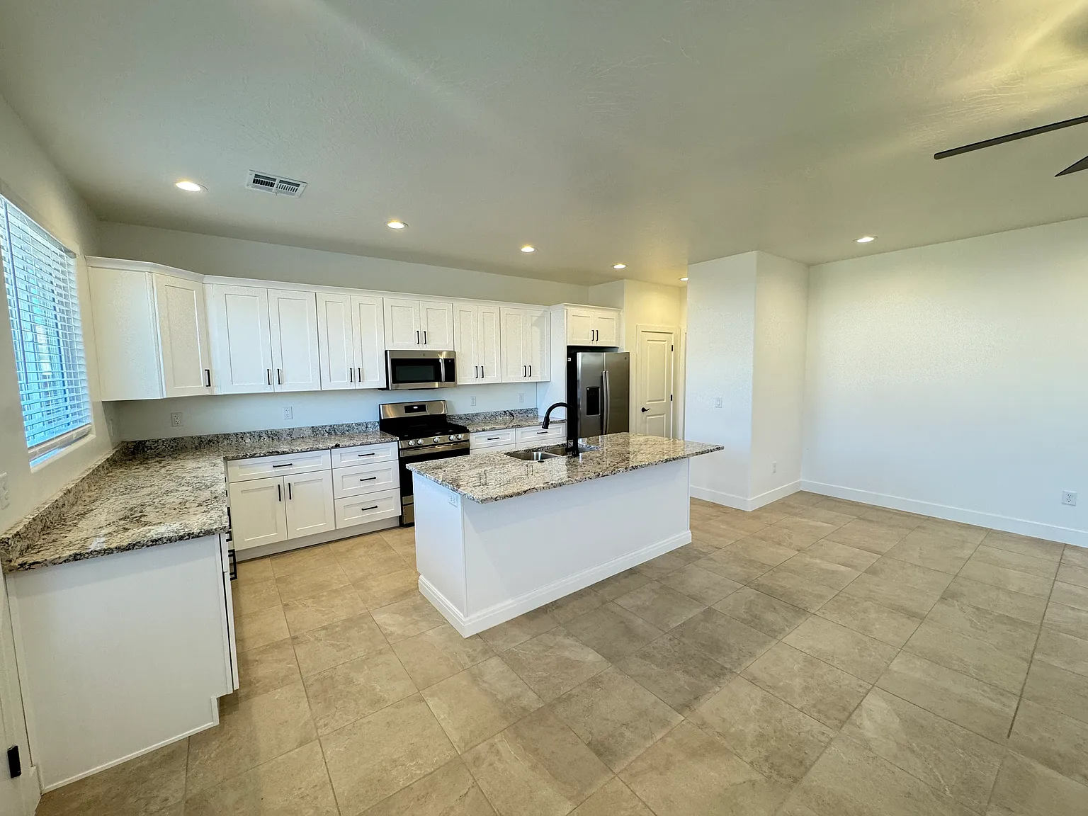 Modern End Unit Townhome! 4 Beds 2.5 Baths 2 Car Garage! — Photo 4