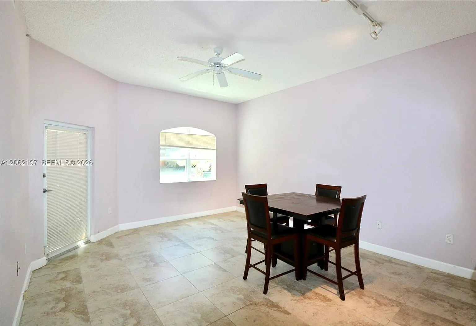 Valencia Condo — Photo 3