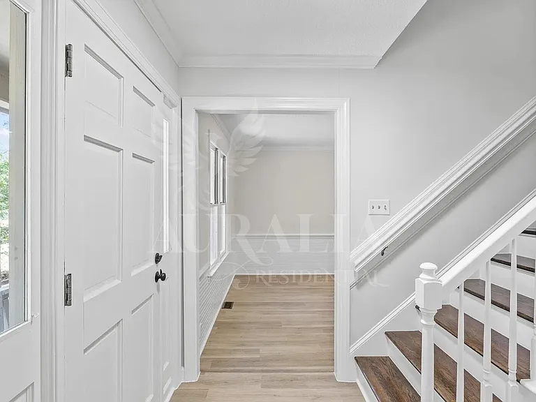 623 Elmwood Ct — Photo 5