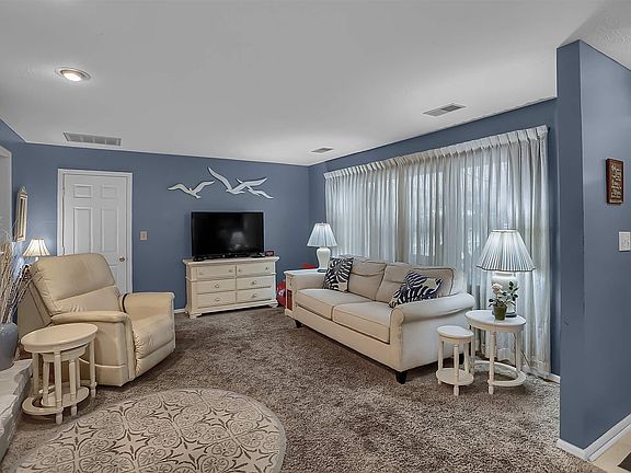 3rd image of 741 Orchard Dr