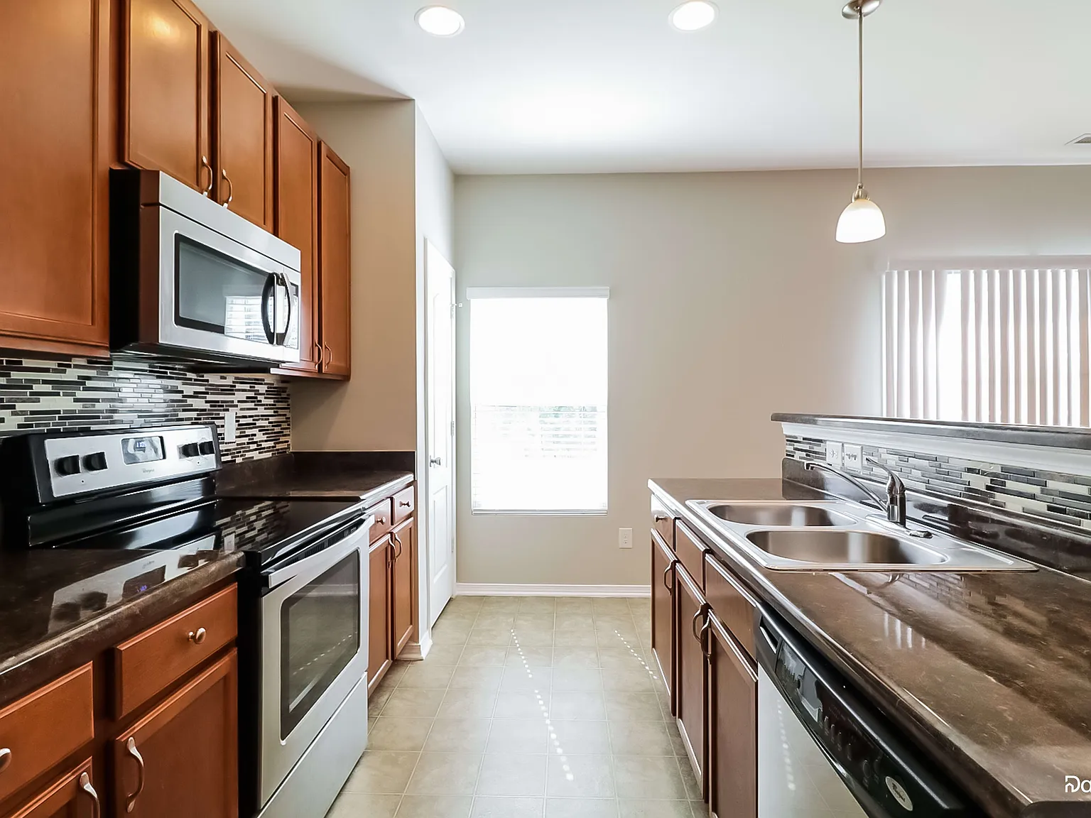 3 bed, 2.0 bath, 1395 sqft, $1,725 — Photo 2