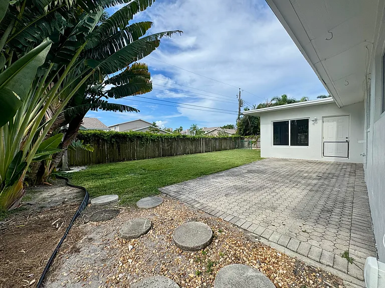 924 SE 8th Ct — Photo 17
