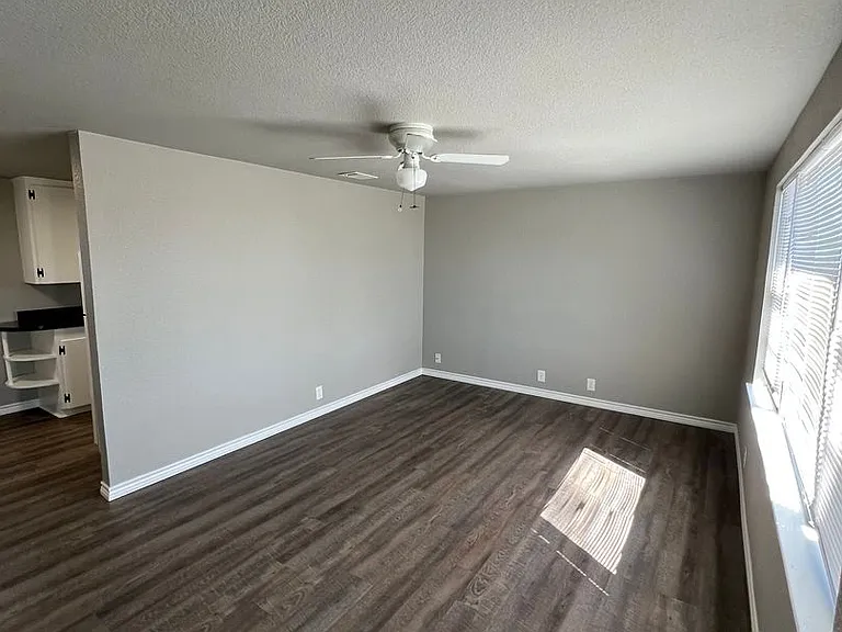 1106 Foster Ln — Photo 5