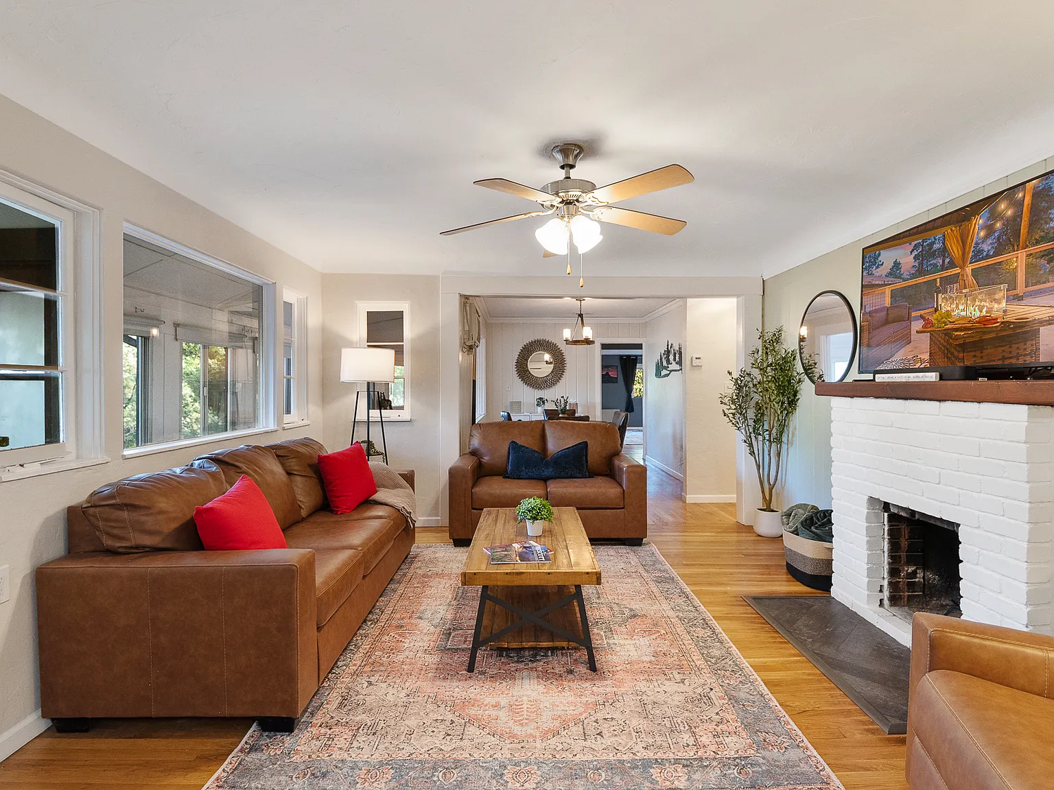 1640 Sherwood Dr — Photo 1