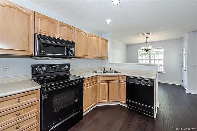 9438 Elizabeth Townes Ln — Photo 2