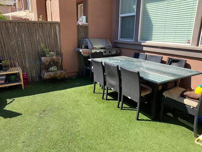 Outdoor dining on Patio Area