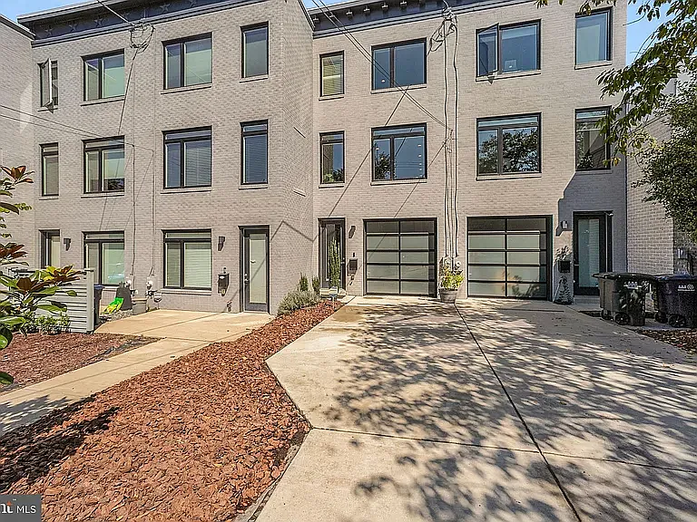 1030 Perry St NE — Photo 1