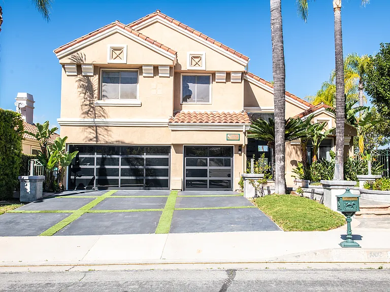 24825 Alexandra Ct — Photo 2